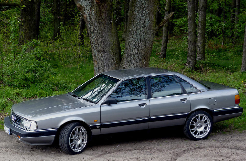 Замена аккумулятора Audi 200