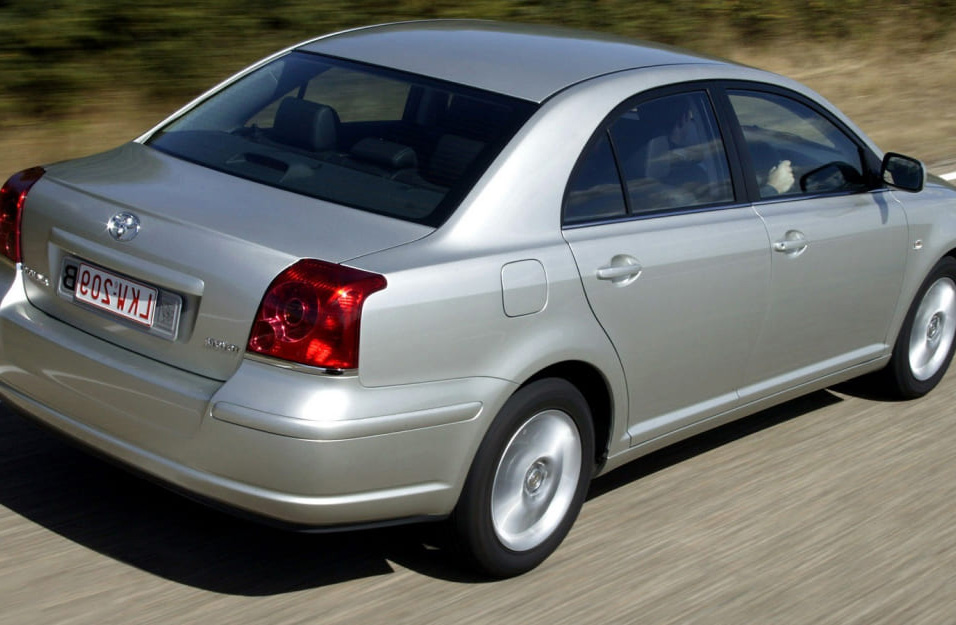 Замена аккумулятора Toyota Avensis