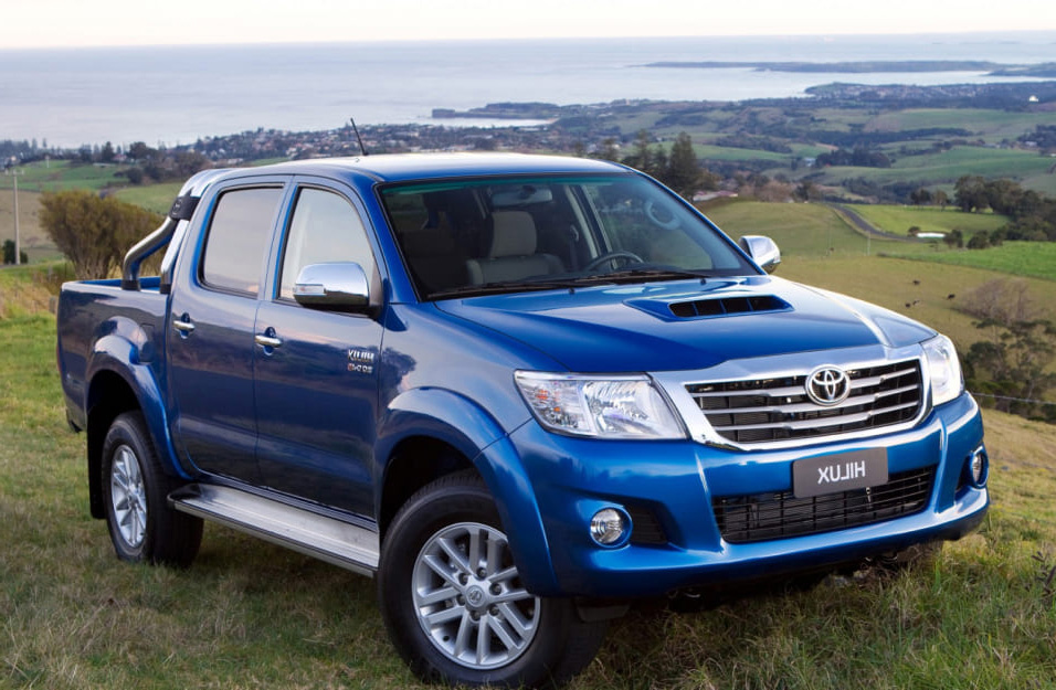 Замена аккумулятора Toyota Hilux
